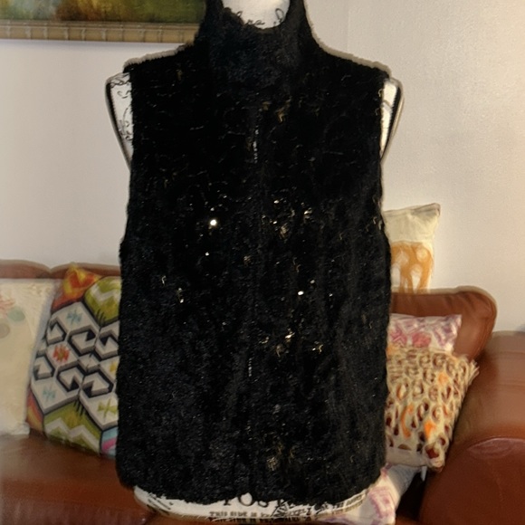 Super comfy Faux Fur Vest w/gold sequin flecks throughout. Lined sleekly - Picture 3 of 14